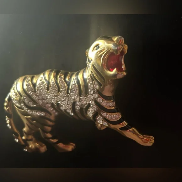 Tiger studded brooch - Picture 3 of 7